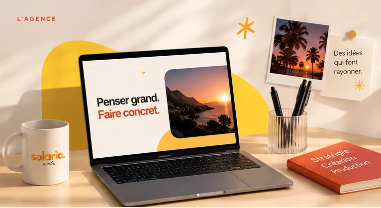Visuel de présentation de l’agence Solaria Media avec ordinateur et supports de communication
